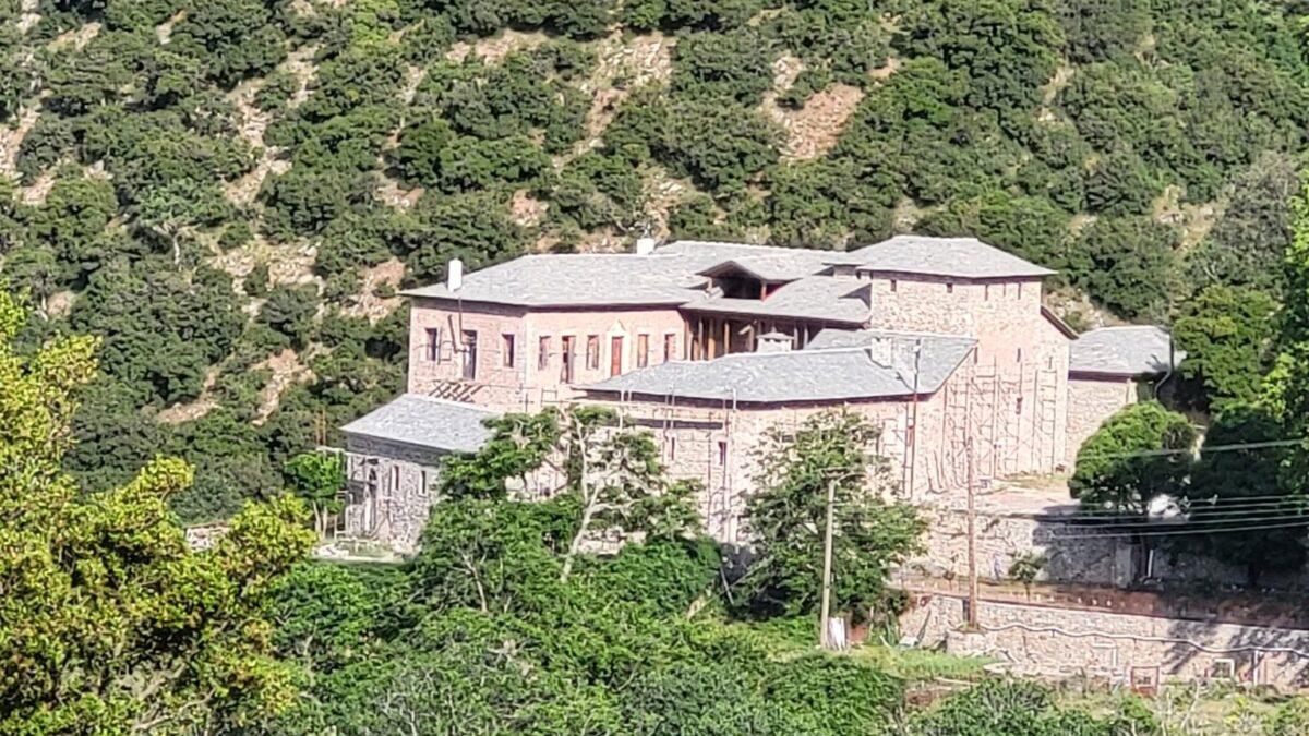 Εορτάζει η Ιερά Μονή Αγίων Θεοδώρων Αροανίας