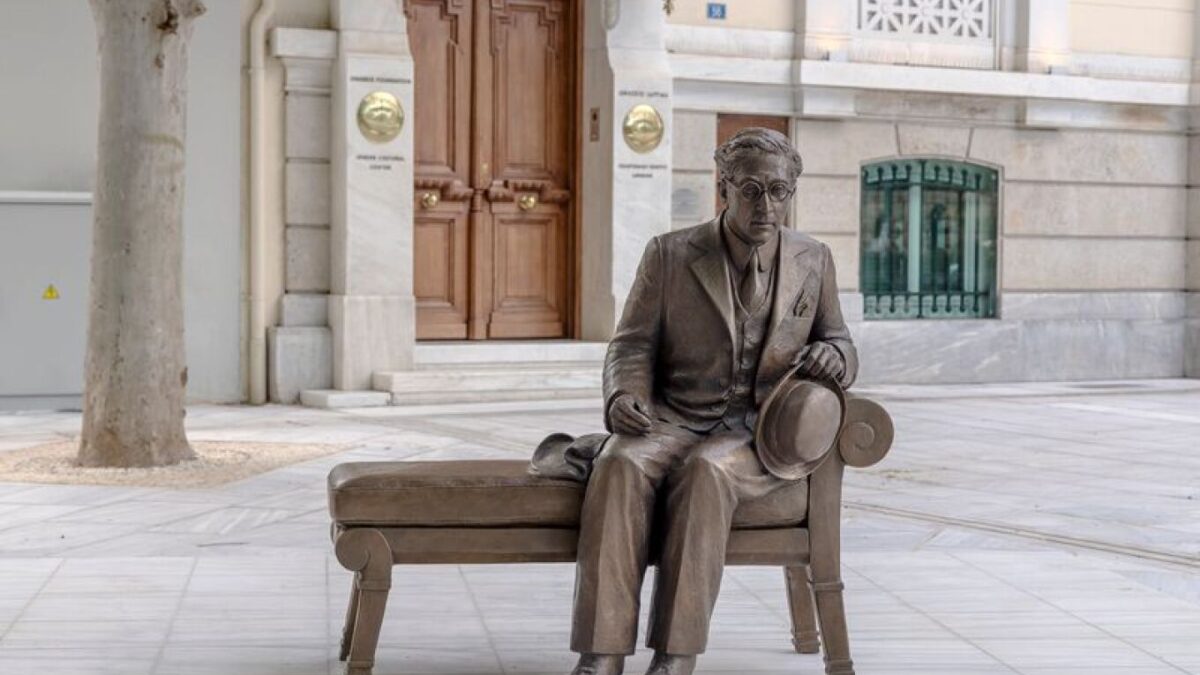 Ο Καβάφης «συνομιλεί» με τους περαστικούς στον πεζόδρομο της Διονυσίου Αρεοπαγίτου