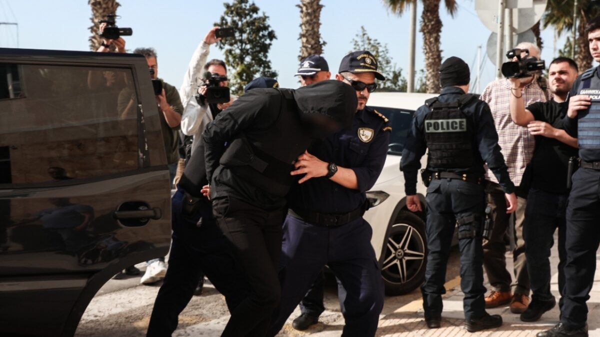 Με κουκούλα και αλεξίσφαιρο στον ανακριτή ο 20χρονος που σκότωσε τον 27χρονο στον Άγιο Δημήτριο, τι θα υποστηρίξει για την αλλαγή ρούχων και το κρυμμένο μαχαίρι