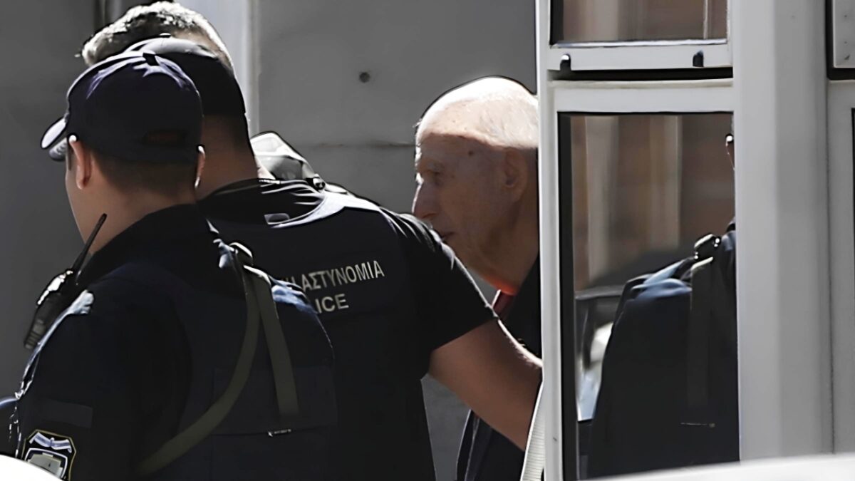 Για τρία κακουργήματα η δίωξη στον 89χρονο πιστολέρο