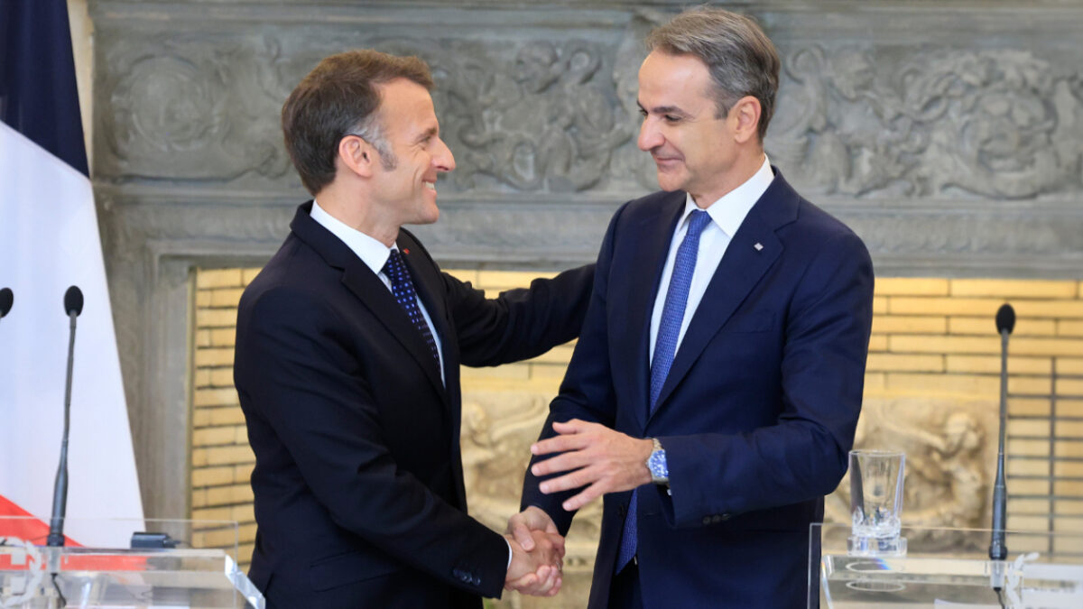 Μακρόν και Μητσοτάκης έστειλαν μηνύματα σε εν δυνάμει αντιπάλους και εχθρούς: Η ρήτρα αμοιβαίας συνδρομής και η στρατηγική συμμαχία