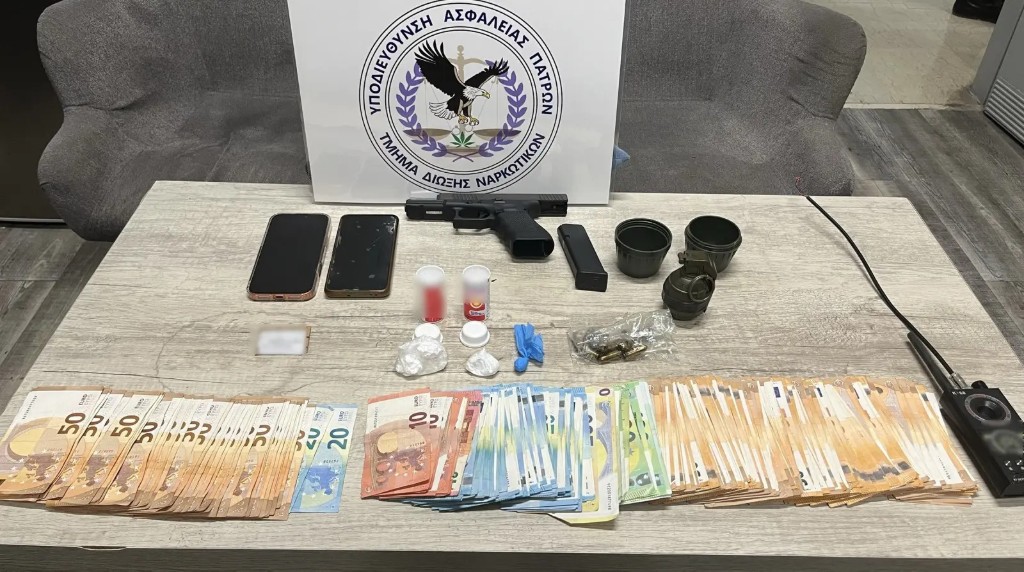 Πάτρα: Εξαρθρώθηκε κύκλωμα διακίνησης ναρκωτικών – Βρέθηκε κοκαΐνη, πιστόλι και χειροβομβίδα μέσα σε κοτέτσι! (ΦΩΤΟ)