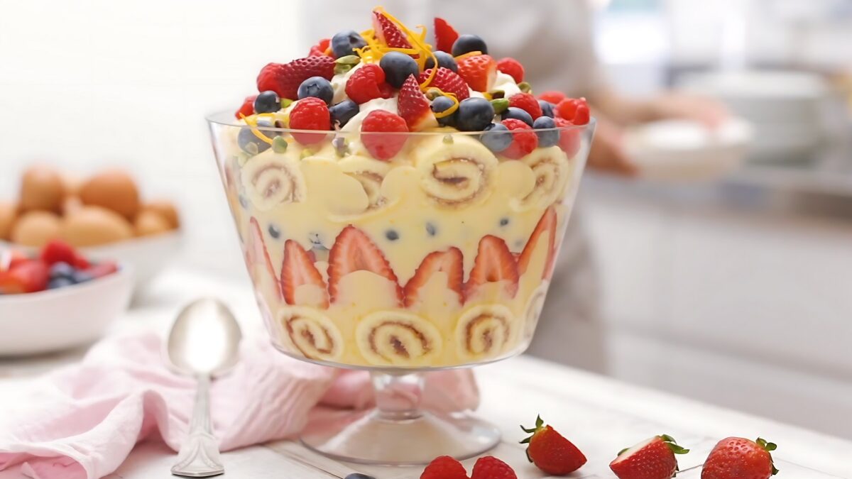 Trifle (τράιφλ): Το αγγλικό γλυκό με στρώσεις και 5 συνταγές για να το φτιάξουμε στο σπίτι