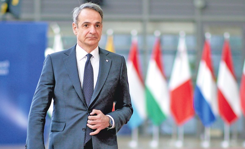 Γιώργος Καρβουνιάρης – Μητσοτάκης: Ο φοβισμένος αυτοκράτορας του παρακράτους των σκιών— Τέλος εποχής για το σύστημα, η δημοκρατία αντεπιτίθεται