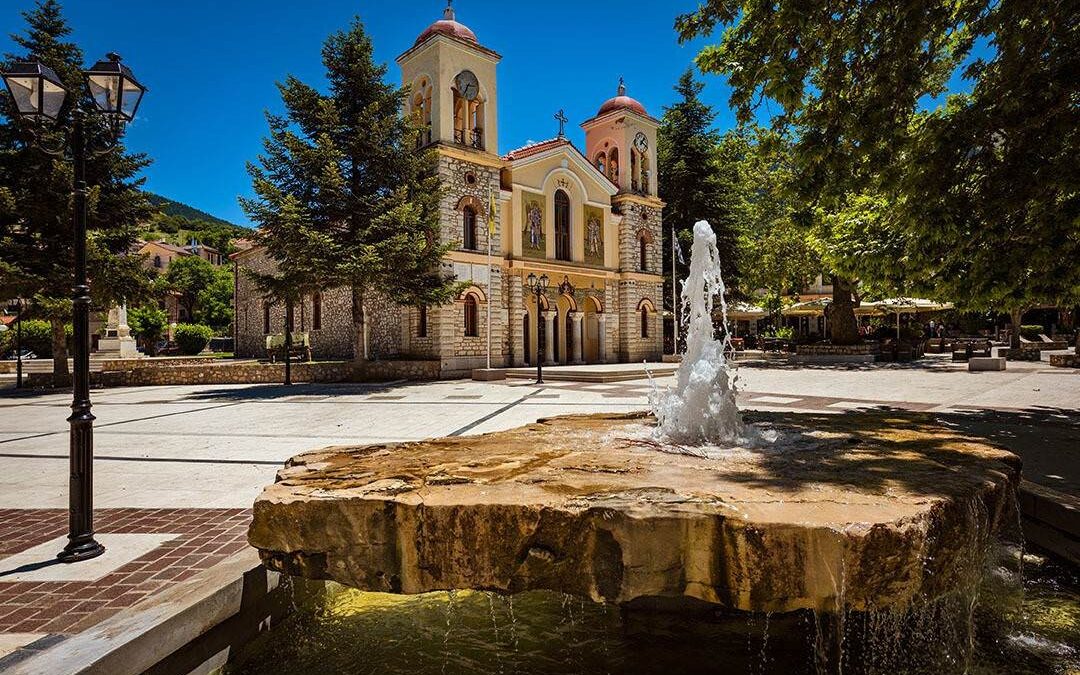 5 γραφικές πλατείες για καφέ σε ελληνικούς προορισμούς