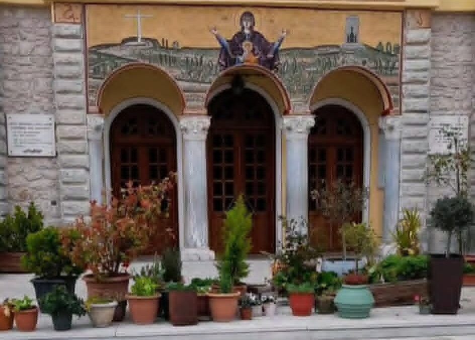 Καλάβρυτα: Αναβίωσε το έθιμο – Δεν άφησαν γλάστρα για… γλάστρα