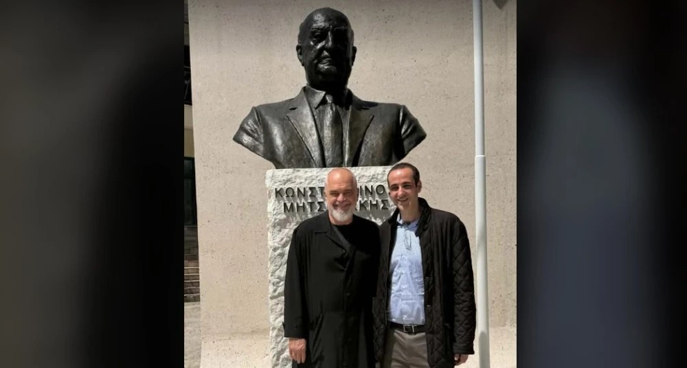 Στη Δερβιτσάνη ο Δημητριάδης: ιδιωτική επίσκεψη ⁠στο άγαλμα του παππού του, συνοδεία του Έντι Ράμα