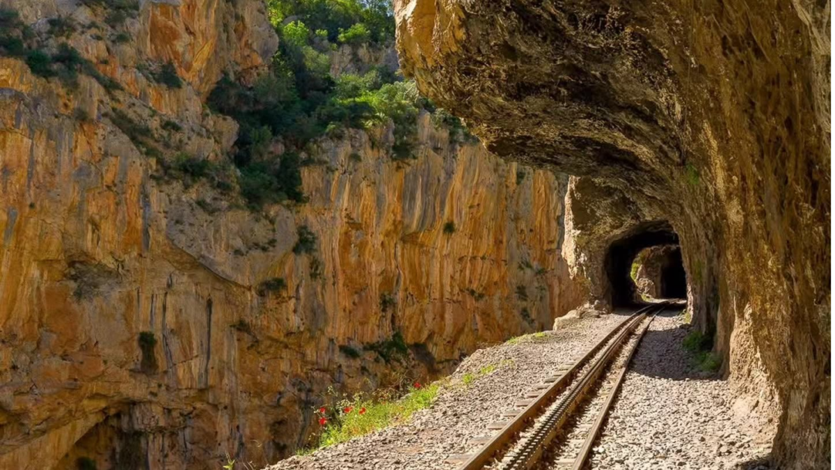 Ένα από τα πιο όμορφα φαράγγια της Ευρώπης βρίσκεται περίπου 2 ώρες από την Αθήνα; Γι’ αυτό πάμε να σου μιλήσουμε για το επιβλητικό φαράγγι του Βουραϊκού