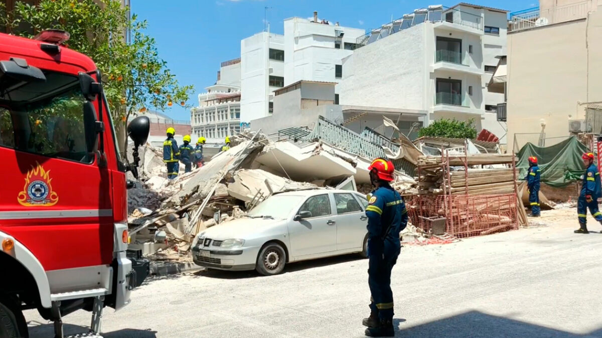 Κατέρρευσε πολυκατοικία στα Πετράλωνα – Αναφορές για τέσσερις εγκλωβισμένους, δείτε εικόνες και βίντεο