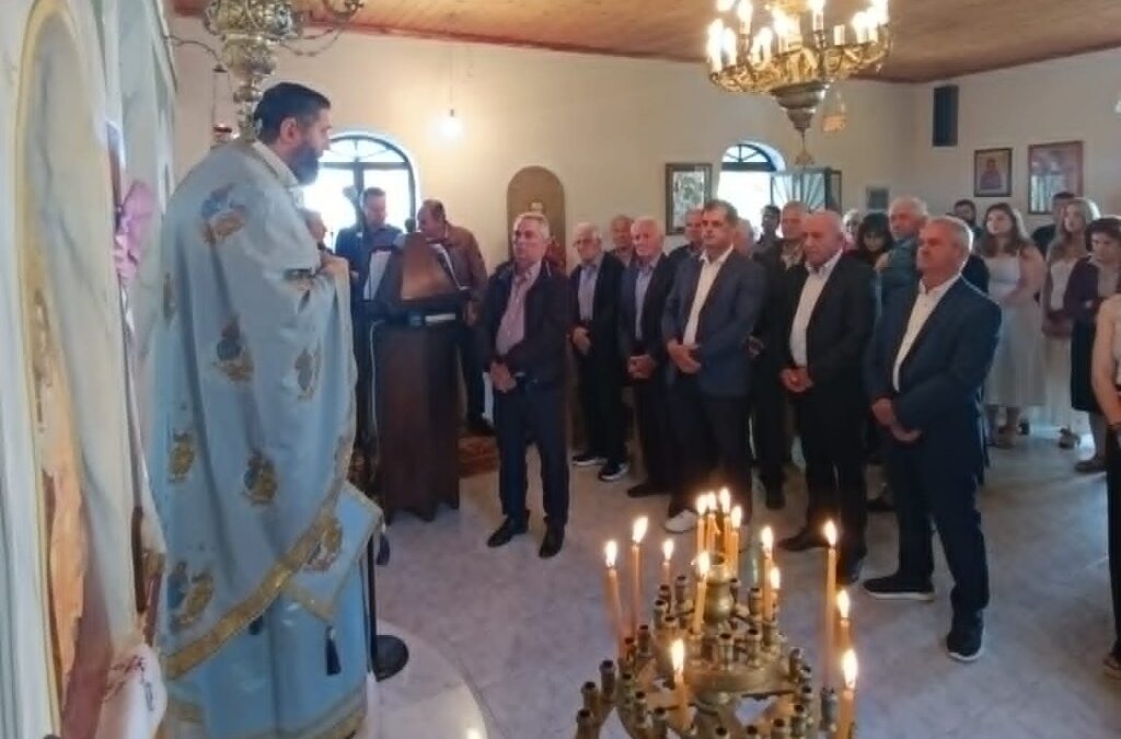 Πλήθος πιστών στην πανηγυρική Θεία Λειτουργία της Αγίας Τριάδας στον Μικρό Ποντιά Καλαβρύτων