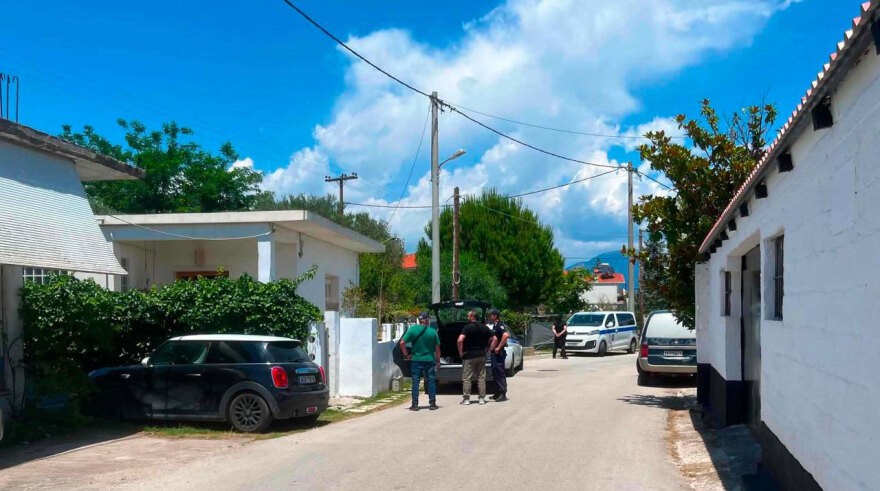 Αχαΐα: Εντοπίστηκαν μαχαιρωμένοι μητέρα και γιος στο σπίτι τους – Τους βρήκε όταν ξύπνησε ο σύντροφός της