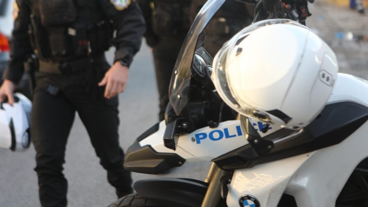 Άνδρας εισέβαλε στο σπίτι της 81χρονης μητέρας του στην Πάτρα και την περιέλουσε με οινόπνευμα, συνελήφθη από την αστυνομία