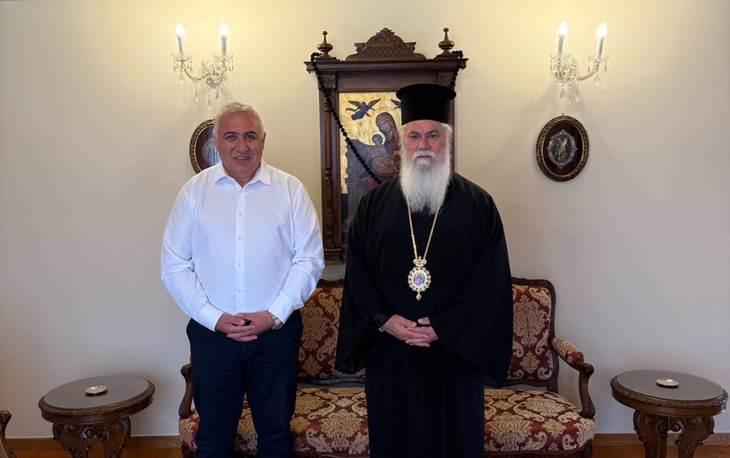 “Εθιμοτυπική επίσκεψη του Δημάρχου Αιγιαλείας κ. Παναγιώτη Ανδριόπουλου στον Σεβασμιώτατο Μητροπολίτη Καλαβρύτων και Αιγιαλείας κ. Ιερώνυμο”