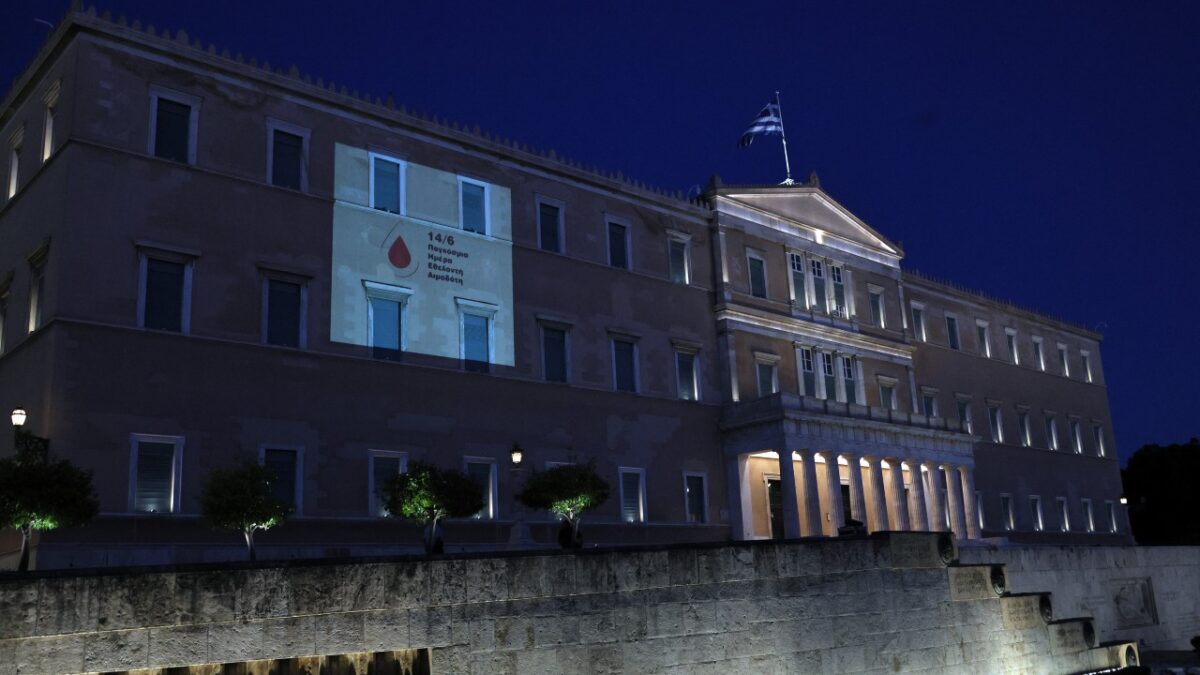 Φωταγώγηση του κτιρίου της Βουλής για τον εορτασμό της Παγκόσμιας Ημέρας Εθελοντή Αιμοδότη