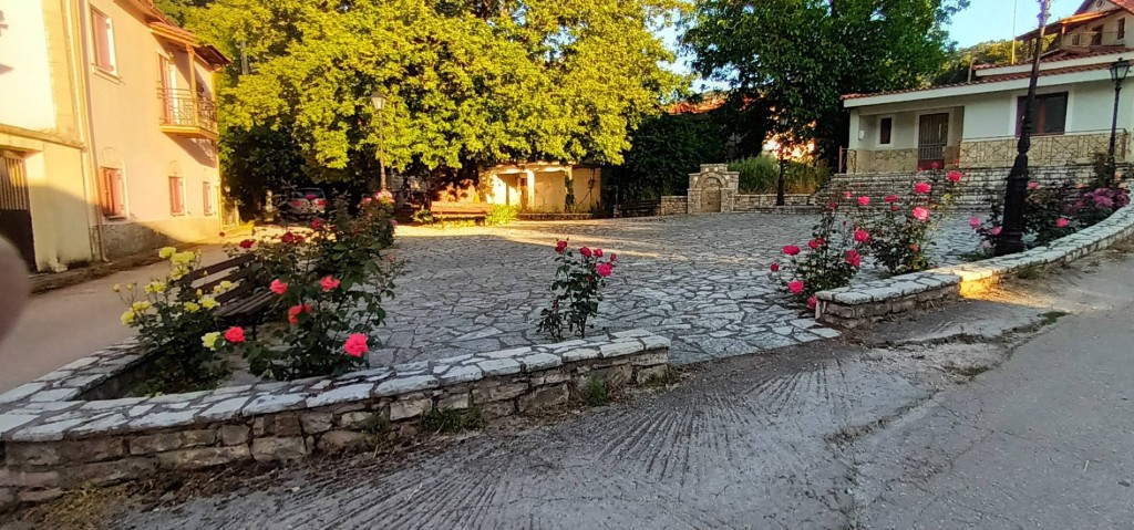 ΜΑΝΕΣΙ ΚΑΛΑΒΡΥΤΩΝ..Το χωριό με τα πολλά τριαντάφυλλα.