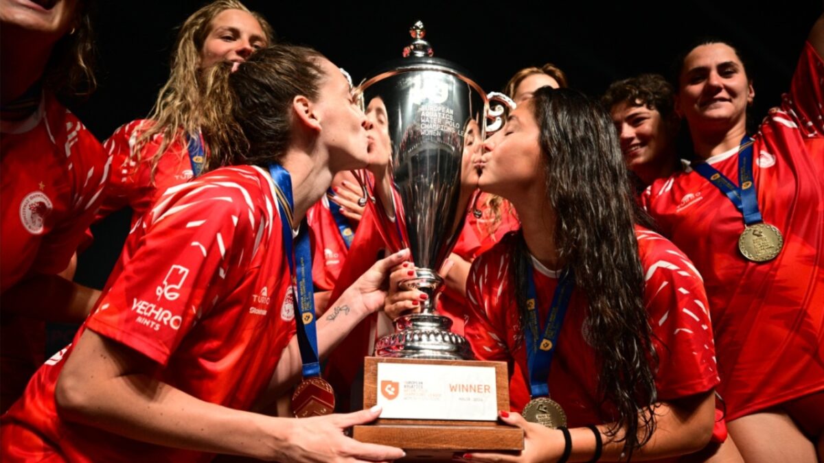 Νύχτα αποθέωσης μετά το τέταρτο Champions League του Ολυμπιακού: Φιλιά στην κούπα και πανηγυρισμοί μέχρι το πρωί
