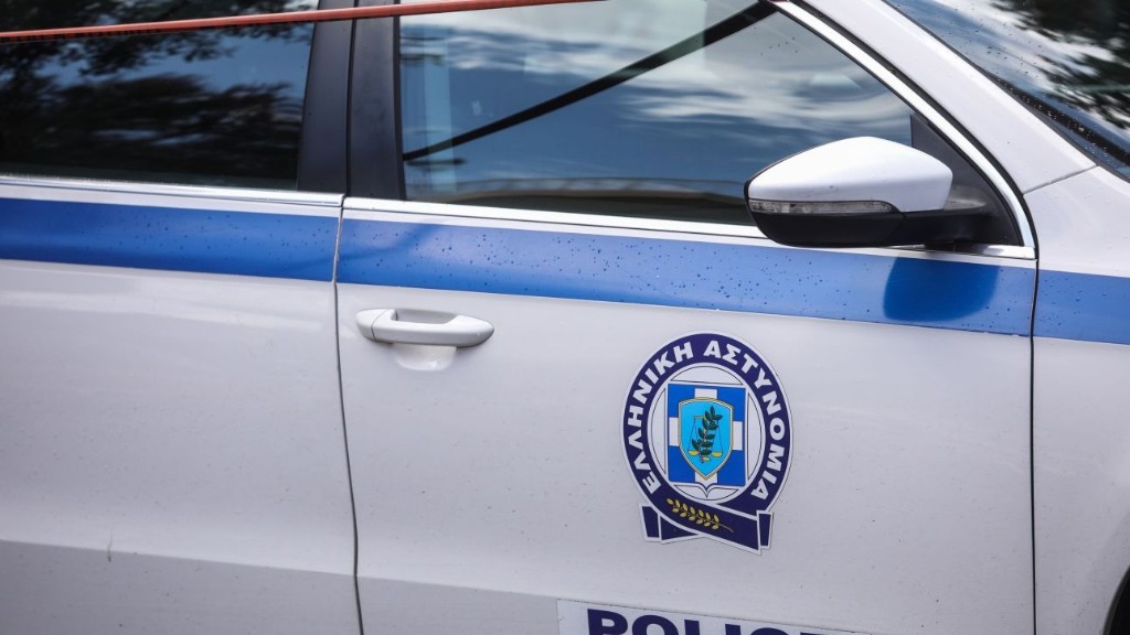 Συνελήφθη άνδρας στην Πάτρα για κατοχή όπλων και ασυρμάτου