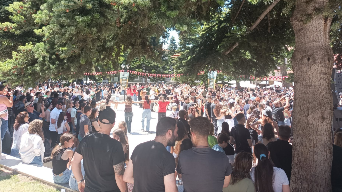 Μοναδικό – Helmos Mountain Festival στην κεντρική πλατεία των Καλαβρύτων παραδοσιακό γλέντι με τον Γρηγόρη Σαμόλη.
