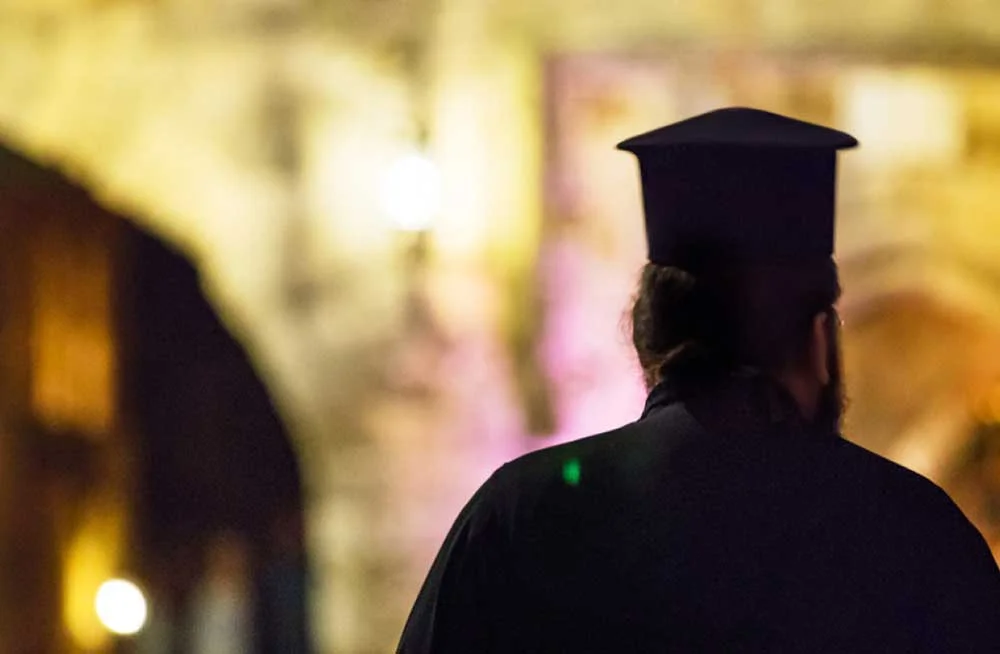 Sextortion στην Αχαΐα: Ζευγάρι εκβίαζε 65χρονο κληρικό με γυμνές φωτογραφίες