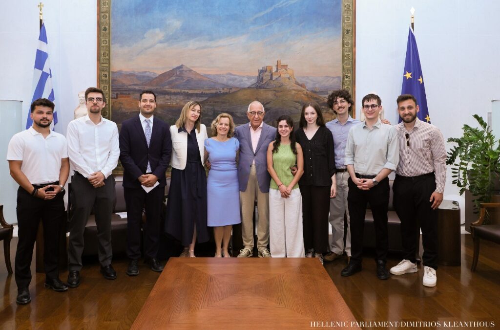 Η Βουλή των Ελλήνων σε συνεργασία με το Ίδρυμα Μποδοσάκη χορηγεί υποτροφίες μεταπτυχιακών σπουδών στην Ελλάδα και στο εξωτερικό σε αριστούχους των ελληνικών πανεπιστημίων 