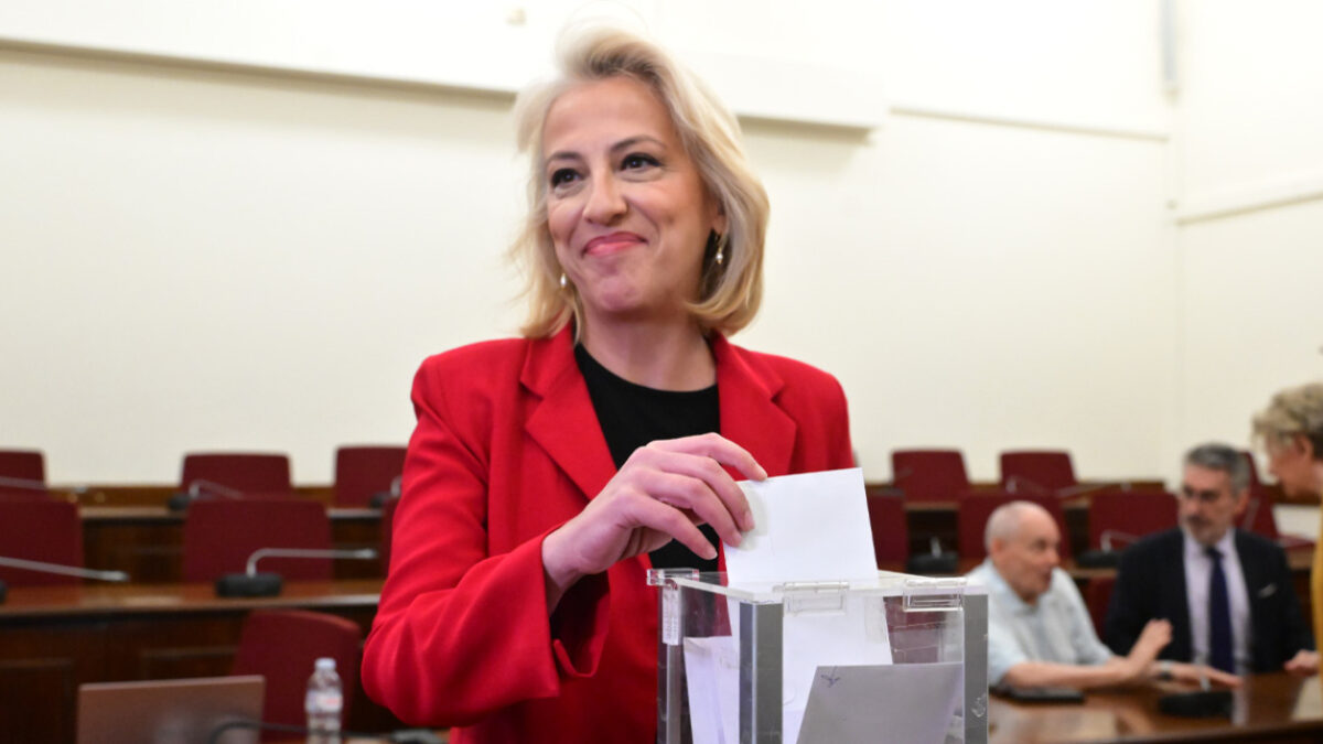 Η Δούρου εκλέγεται πρόεδρος του ΣΥΡΙΖΑ, ψήφισαν και οι οκτώ βουλευτές, δείτε φωτογραφίες