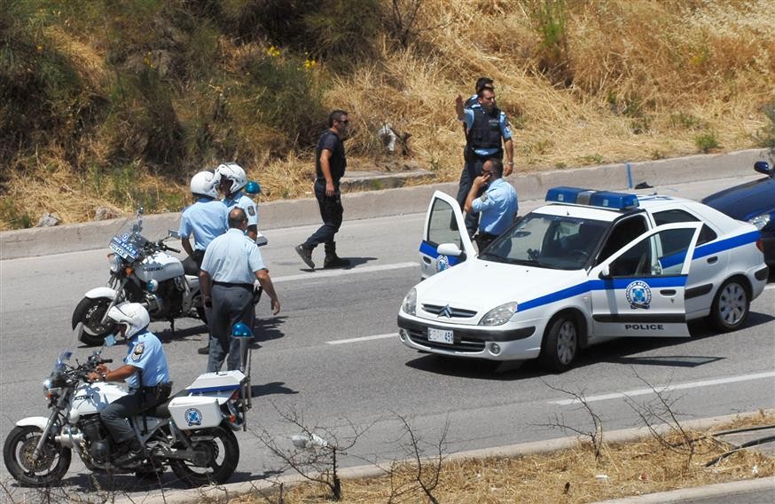 Επεισοδιακή καταδίωξη στην Πάτρα: Χειροπέδες σε άτομα που παρίσταναν υπαλλήλους του ΔΕΔΔΗΕ – Σκηνές κινηματογραφικής ταινίας και συλλήψεις σε νεκροταφείο!