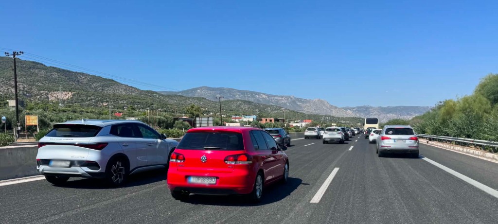 Ταλαιπωρία στις Εθνικές Οδούς: Ακινητοποιημένα οχήματα στην Αθηνών – Κορίνθου, καθυστερήσεις και στην Αθηνών – Λαμίας